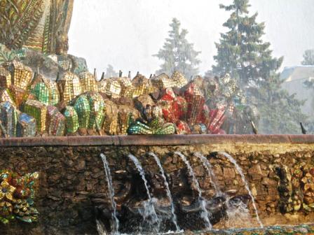 Fontana Il Fiore di Pietra a Mosca 2.jpg
