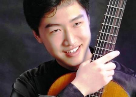 Il virtuoso della chitarra cinese Tengyue Zhang.jpg