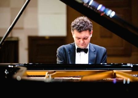 Jurij Favorin pianista russo.jpg