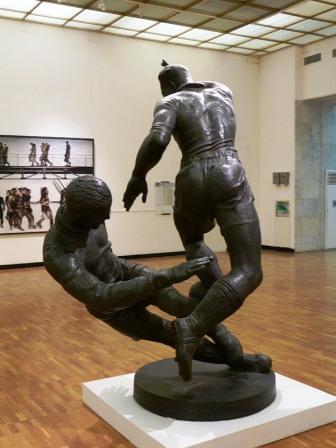 La scultura di Iosif Ciajkov I Calciatori 2.jpg