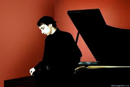 Miroslav Kultyshev pianista russo.jpg