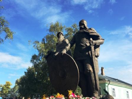 Monumento a Rjurik e Oleg a Staraja Ladoga 1.jpg