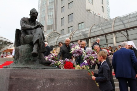 Monumento a Shostakovich a Mosca 2.jpg