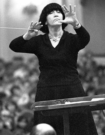 Veronika Dudarova direttore d'orchestra.jpg