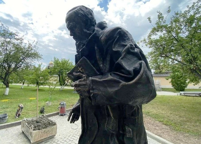Il monumento a Fiodor Dostoevskij.jpg