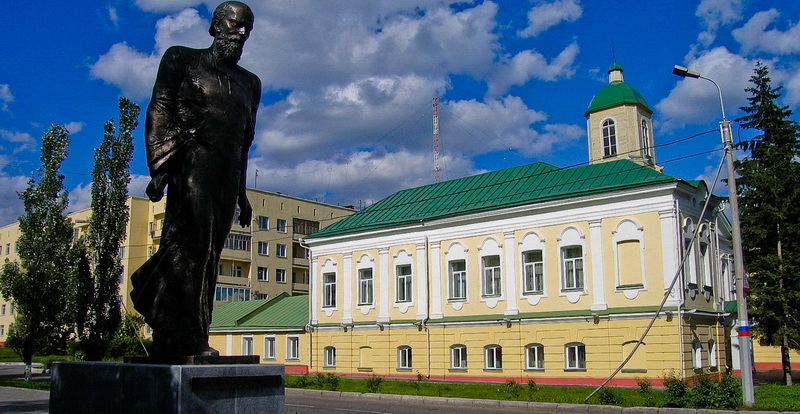 La citt di Omsk. Monumento a Dostojevskij 3.jpg