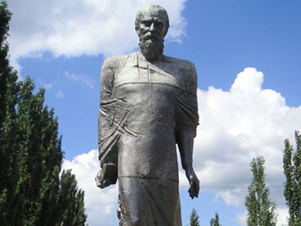 La citt di Omsk. Monumento a Dostojevskij 4.jpg