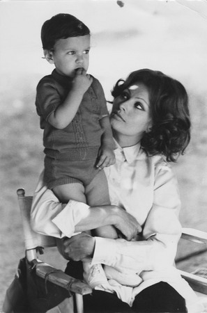 Sophia Loren con figlio.jpg